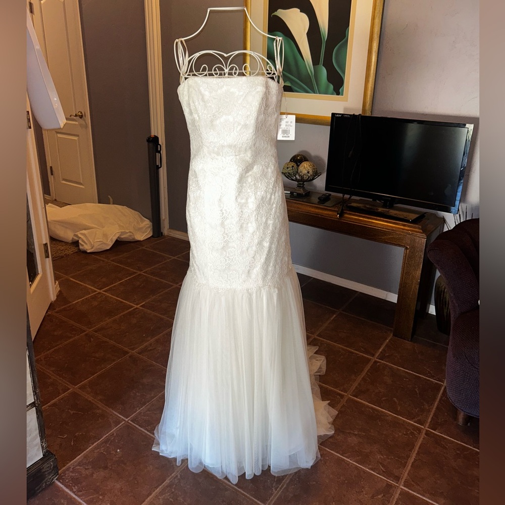 Galina Signature by David’s Bridal Strapless Wedding Gown size 4 (NEVER WORN)